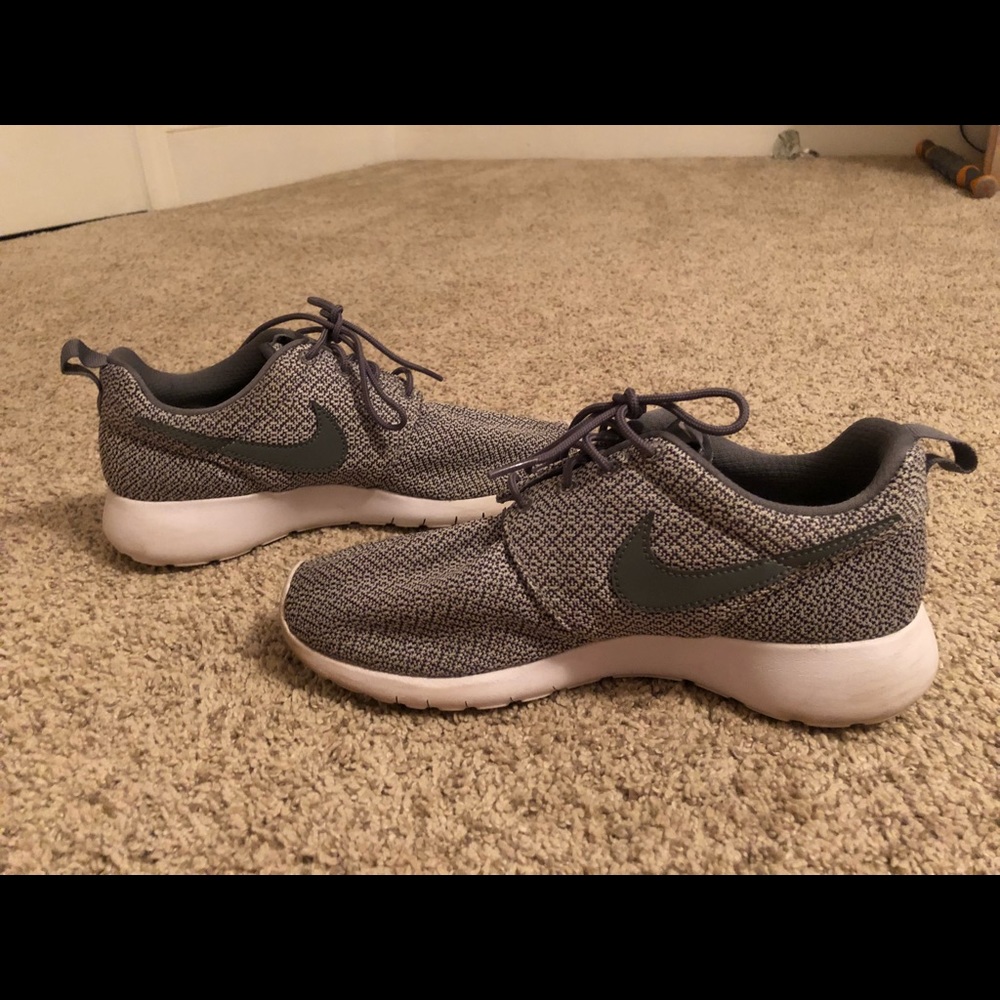 SOLD. Nike Roshe Shoes - Picture 3 of 4